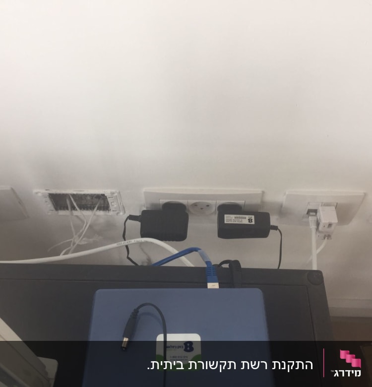 כבלים ומחברים מחוברים לשקעי רשת וחשמל